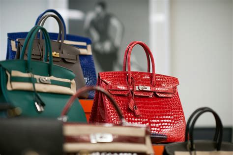 Hermès Birkin pierde titlul de cea mai scumpă geantă din lume!.